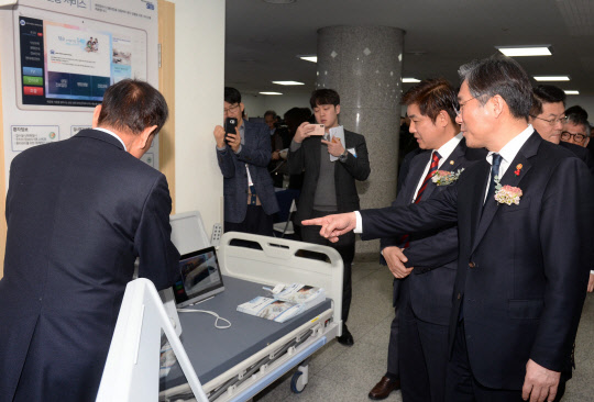 성윤모 산업통상자원부 장관(오른쪽)이 30일 경기도 성남시 분당서울대병원 헬스케어혁신파크 미래홀에서 열린 '스마트의료기기산업 진흥재단 출범식'에 참석해 의료기기 전시관을 둘러보고 있다.  산업통상자원부 제공